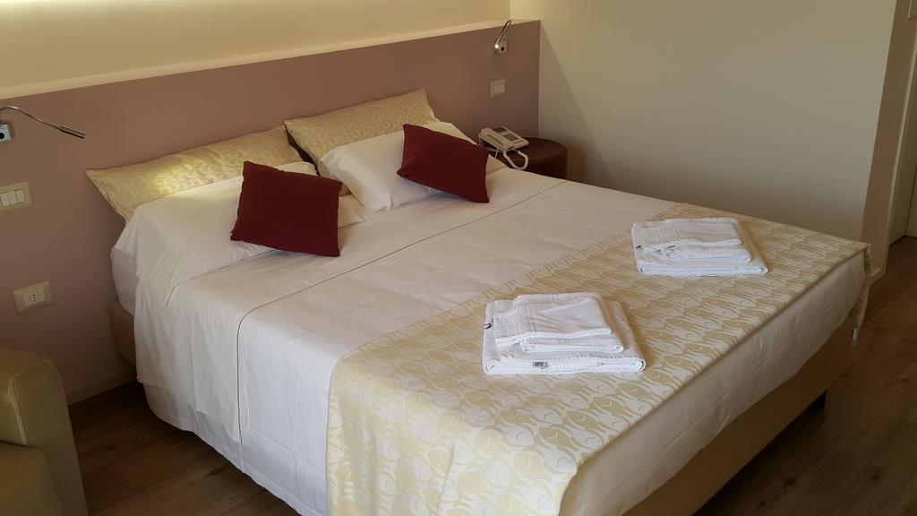 Hotel De La Ville depandance di Hotel Augustus Fano Esterno foto