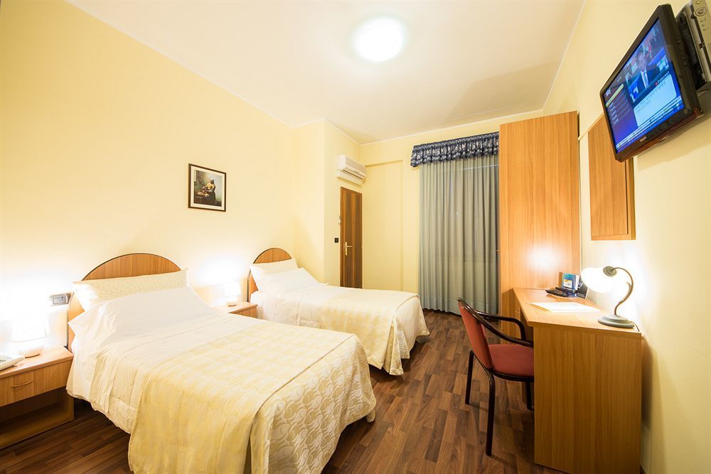 Hotel De La Ville depandance di Hotel Augustus Fano Esterno foto